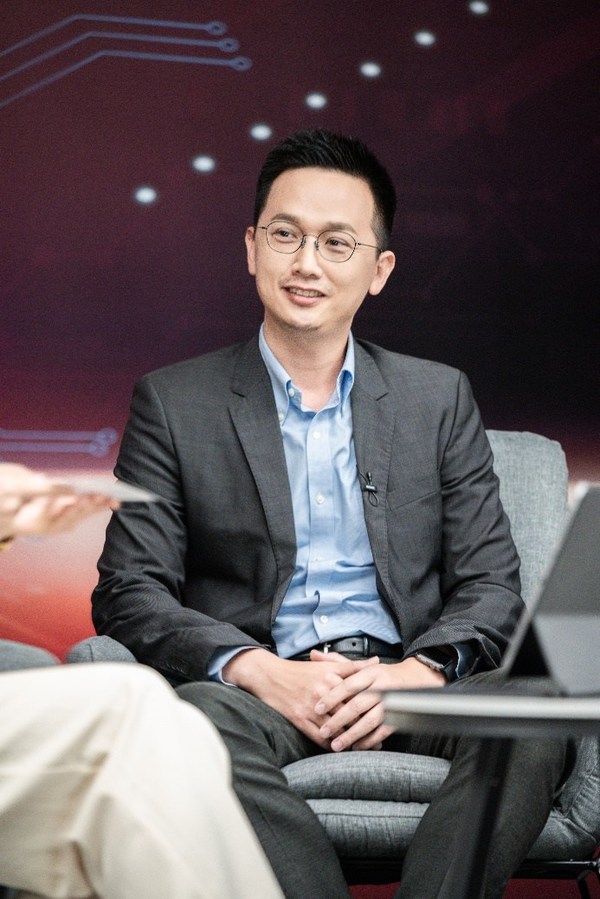 张海涛先生于校园招聘宣讲会上接受采访